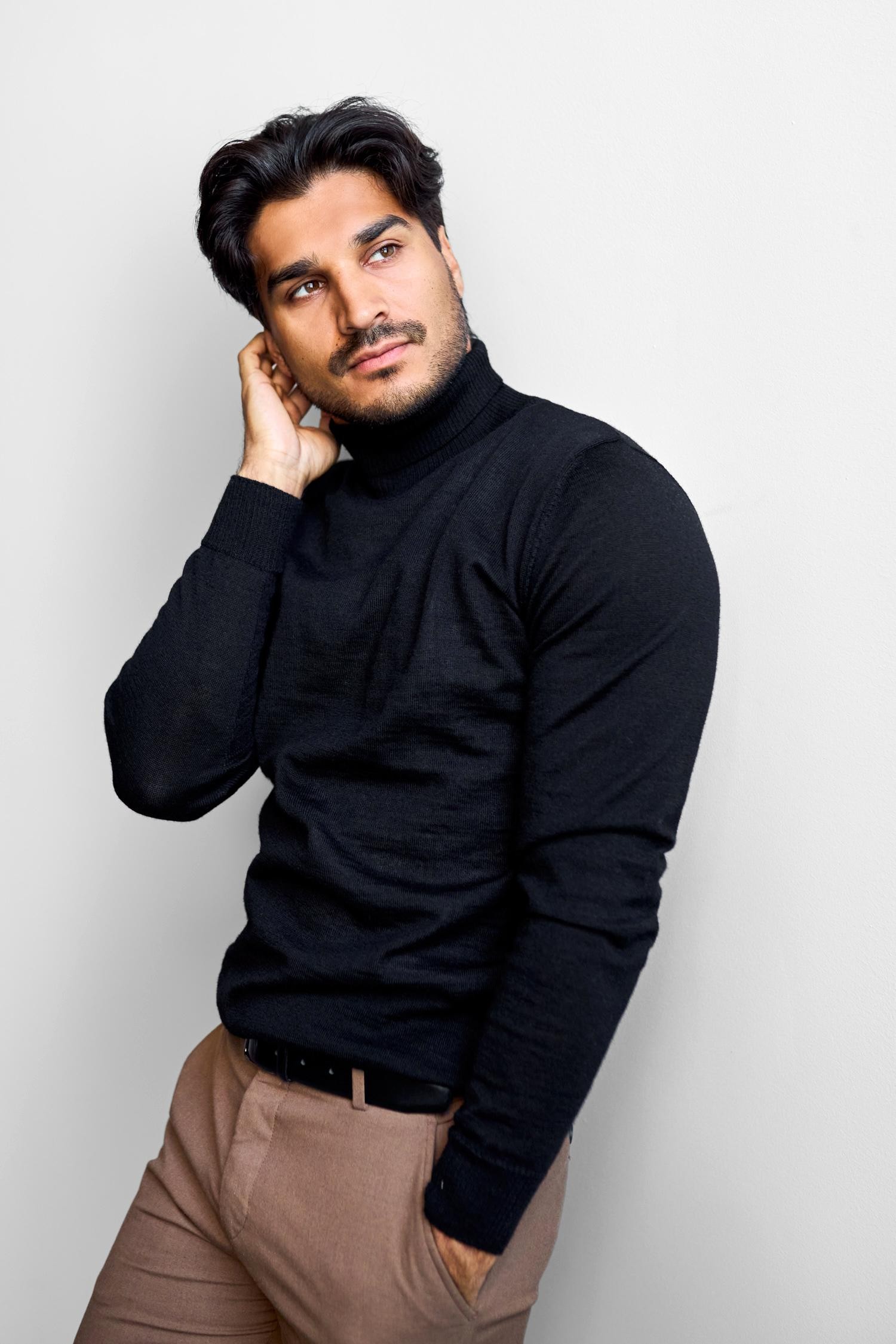 Roll Neck -pooloneule, musta