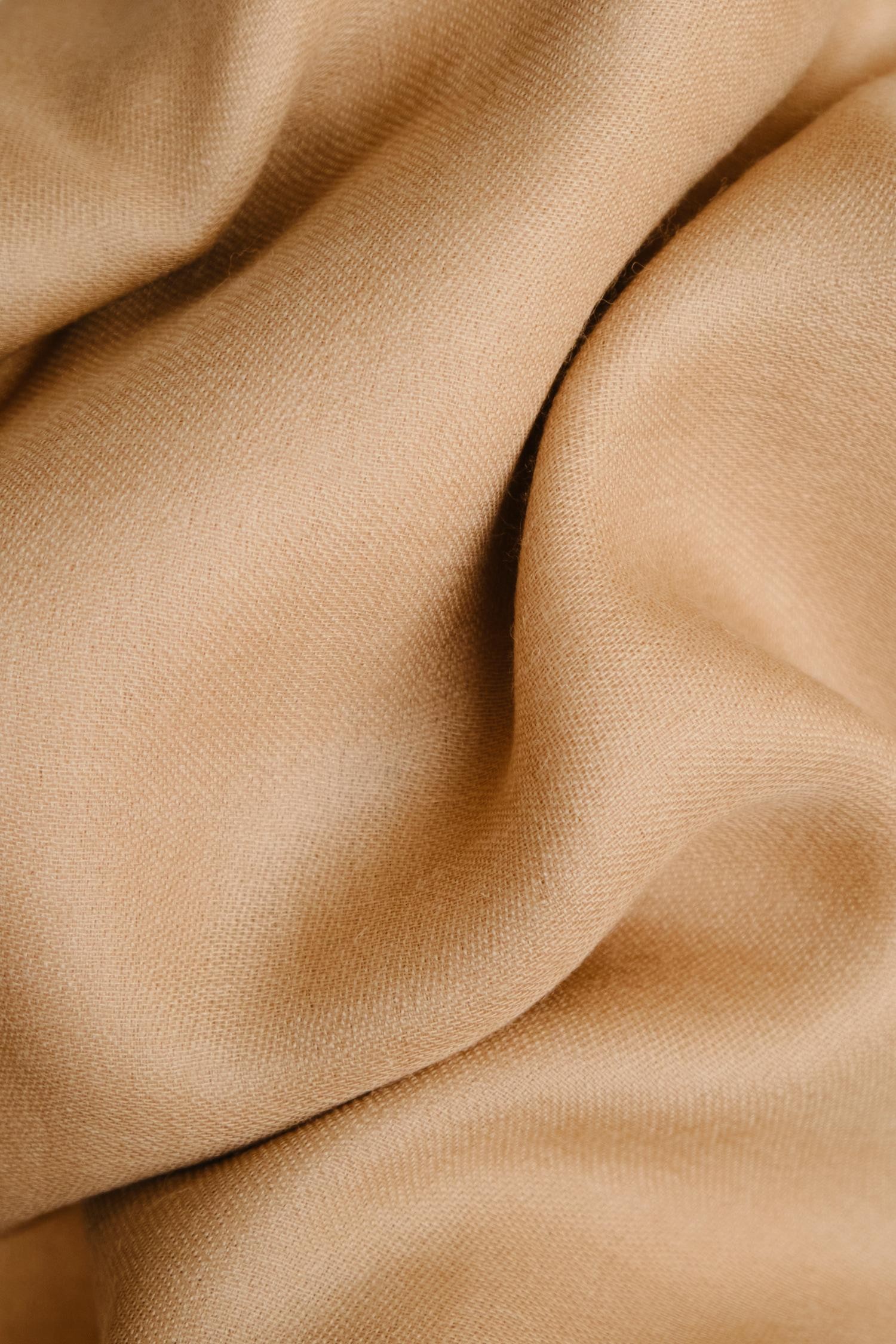 Whisper-satiinihuivi, lämmin hiekka - Image 2