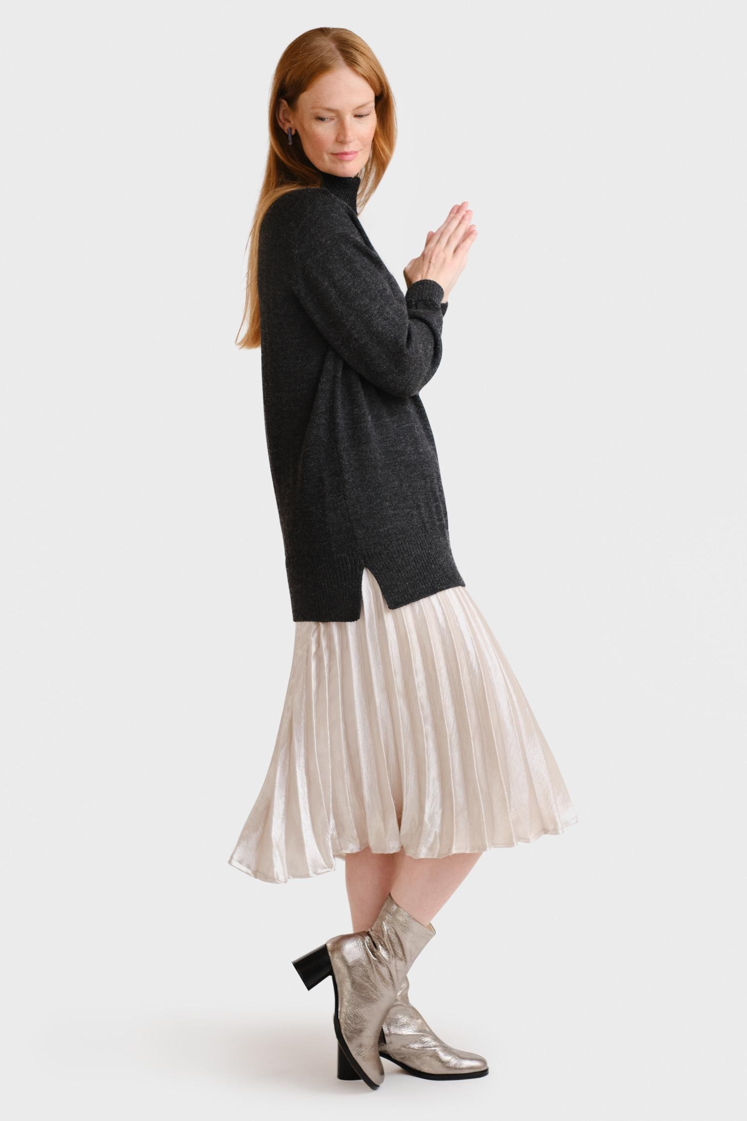 Mellow-pooloneule, hiilenharmaa