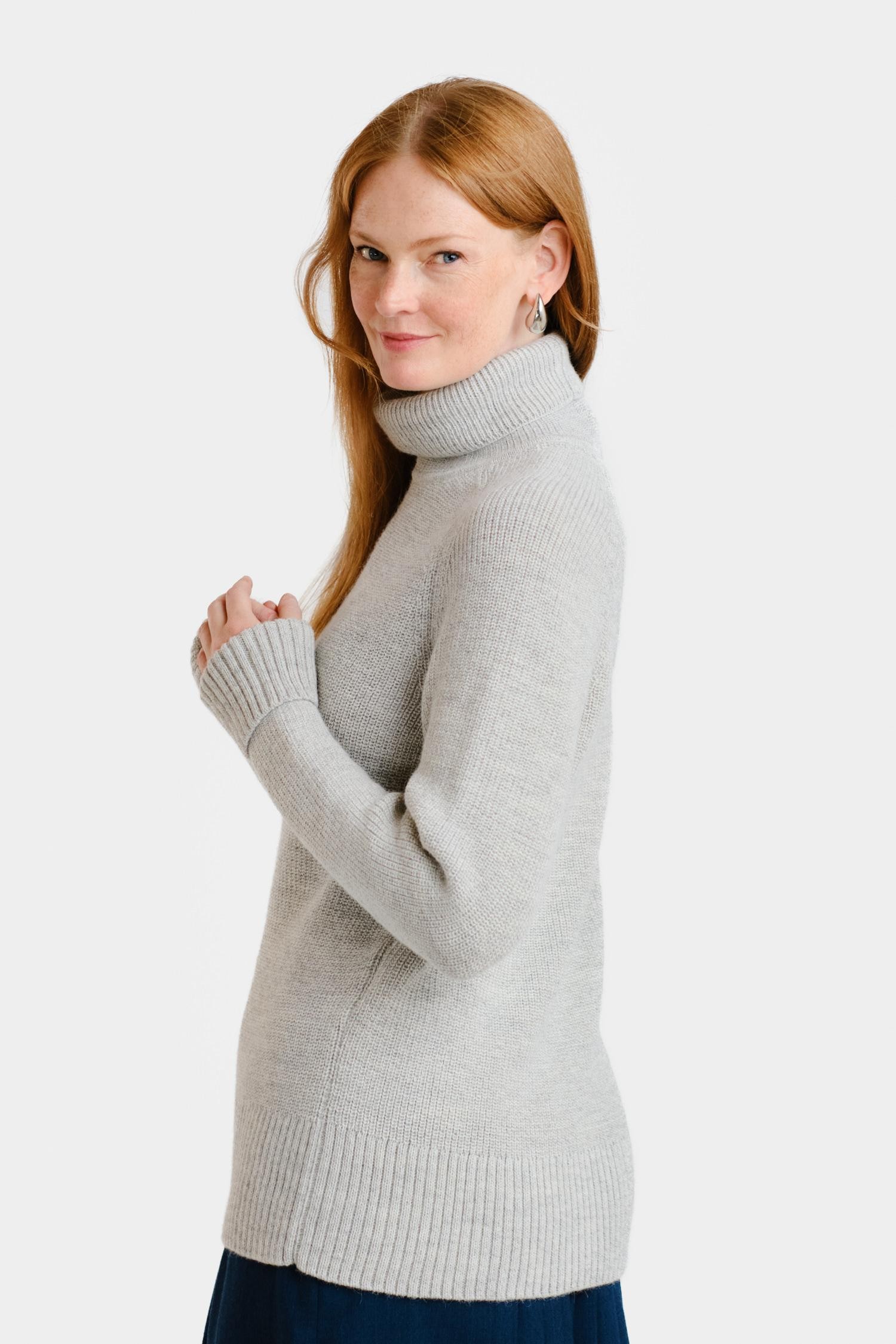 Vesikko-pooloneule, vaaleanharmaa - Image 4